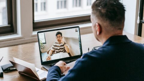 Doc&ecirc;ncia e Gest&atilde;o na Educa&ccedil;&atilde;o Semipresencial e a Dist&acirc;ncia